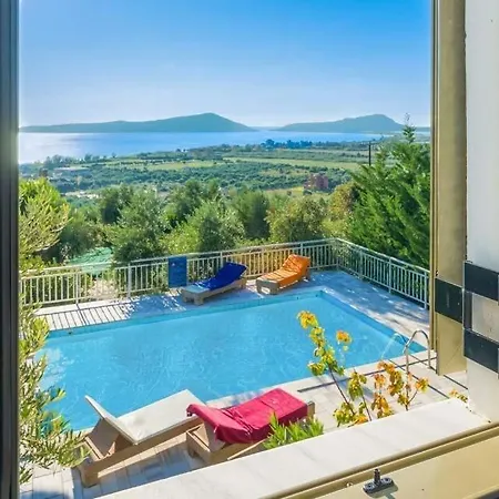 Sleeps 4 Pool Air Con Villa